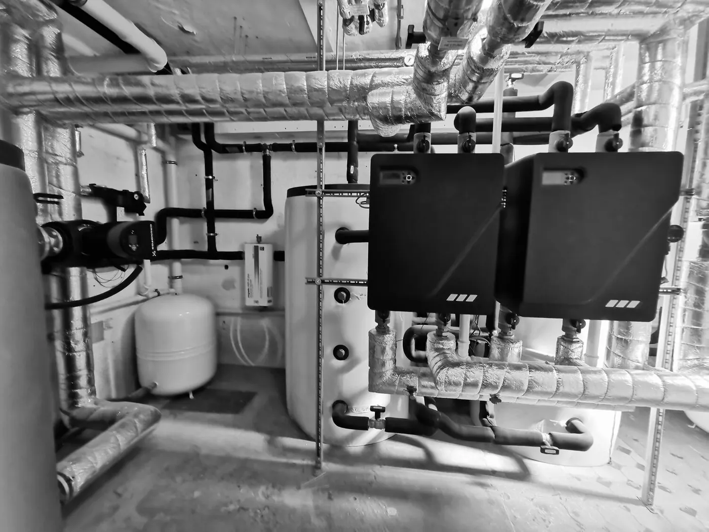 Technikzentrale mit Wärmepumpe – technische Gebäudeausrüstung